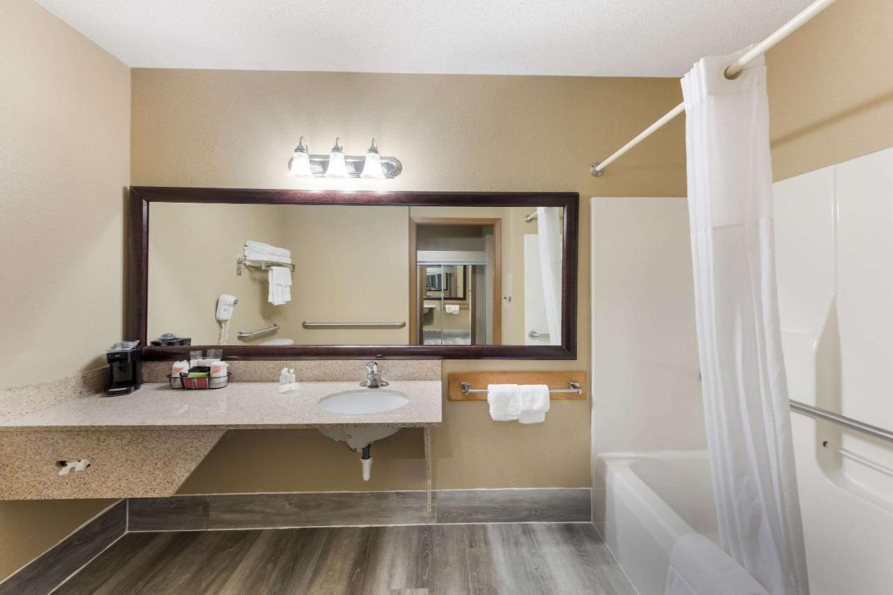 Quality Inn Upper Sandusky Экстерьер фото