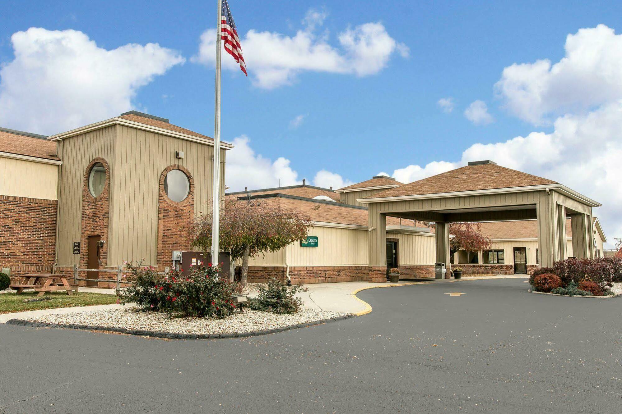Quality Inn Upper Sandusky Экстерьер фото